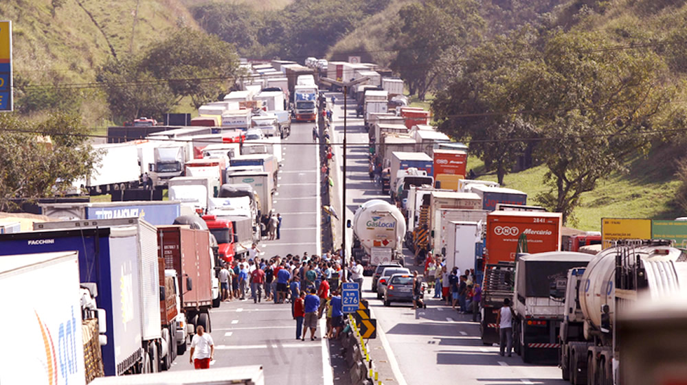 TV Globo esconde Greve dos Caminhoneiros e redução dos combustíveis vira piada