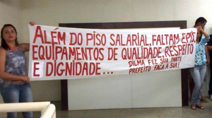 Faixa foram exibidas no pleno por movimentos