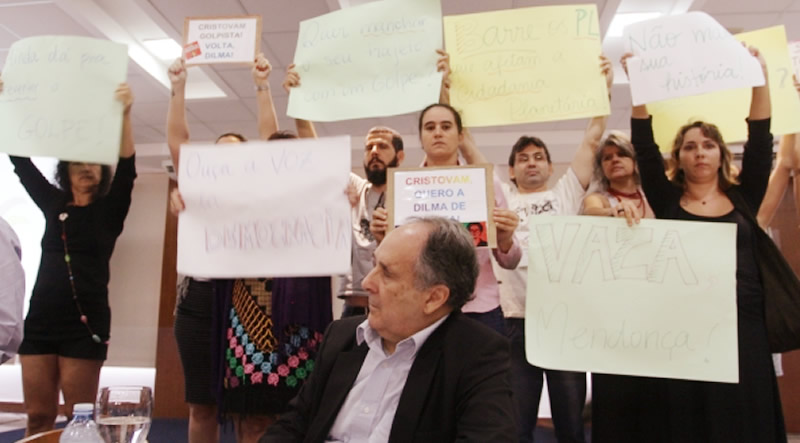 Professores escracham senador Cristovam Buarque em evento educacional na capital Fortaleza
