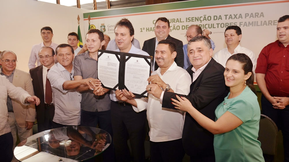 Governador Camilo Santana assina decreto oficializando taxas gratuitas da CNH para agricultores familiares