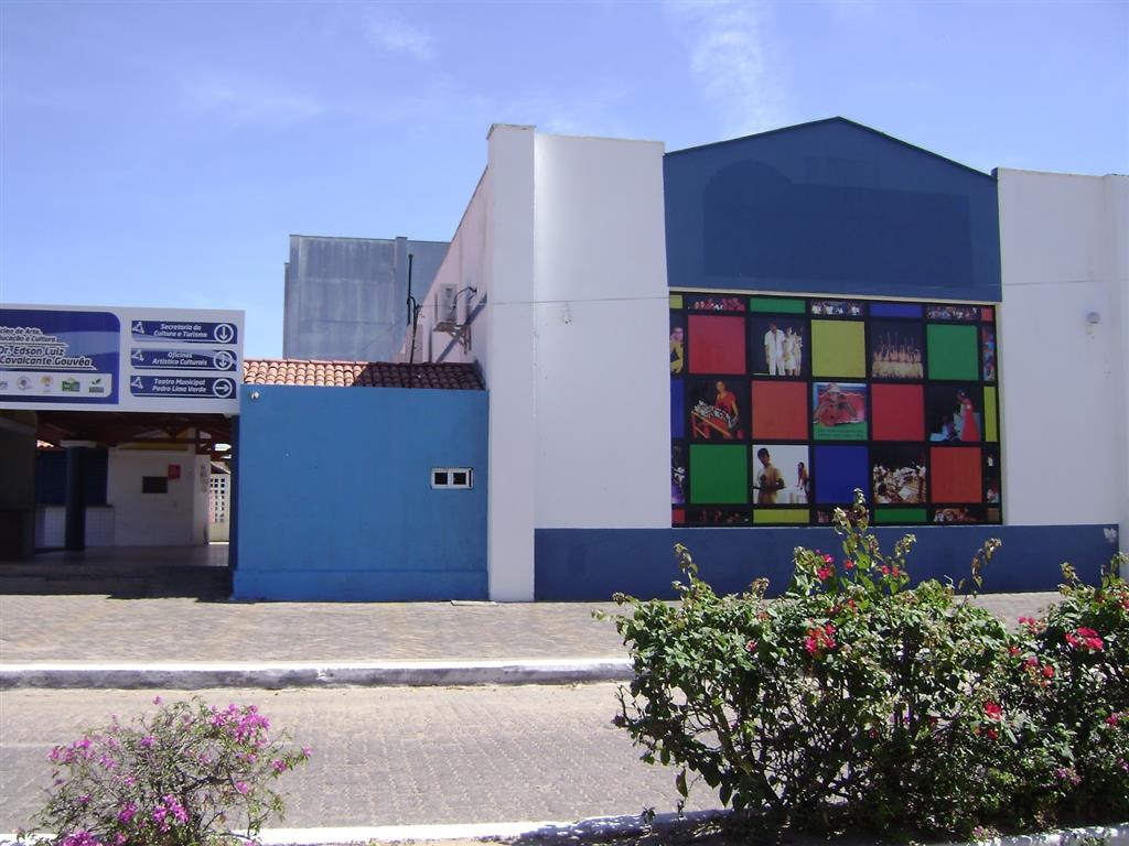 Descaso da gestão municipal interdita o Teatro Pedro Lima Verde de Iguatu e artistas ficam na rua