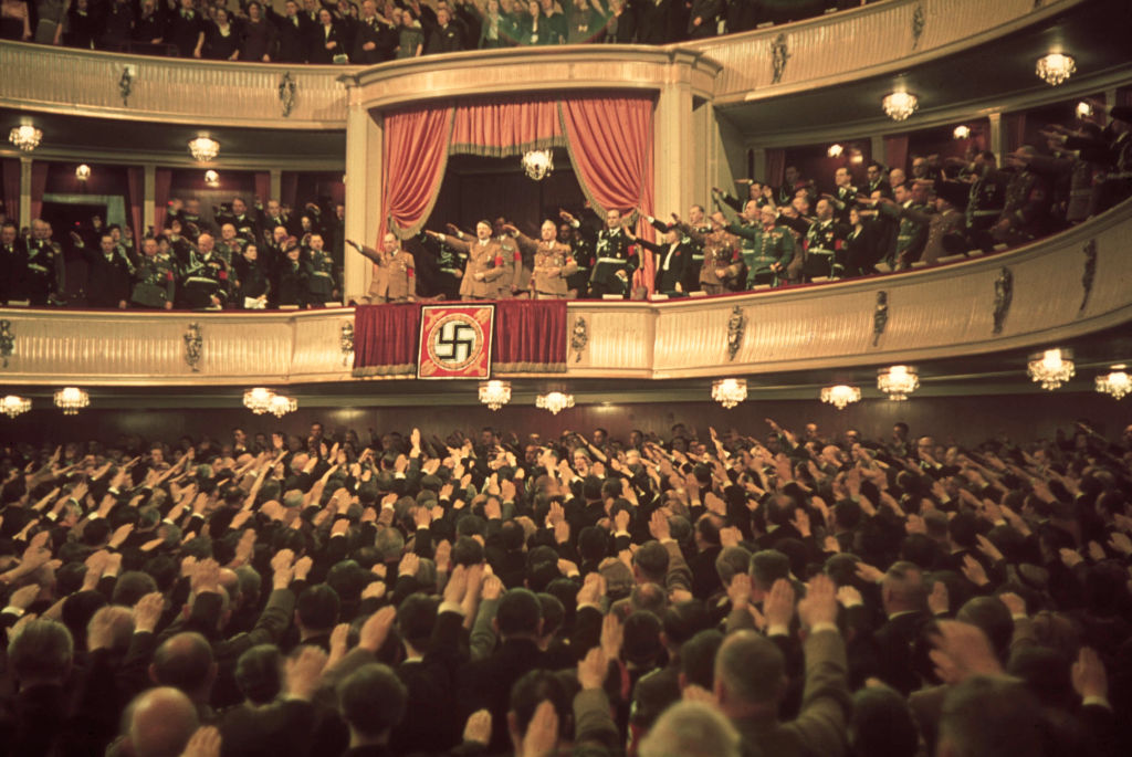 Falsas promesas, peseguições e tortura: como Adolf Hitler enganou a Alemanha