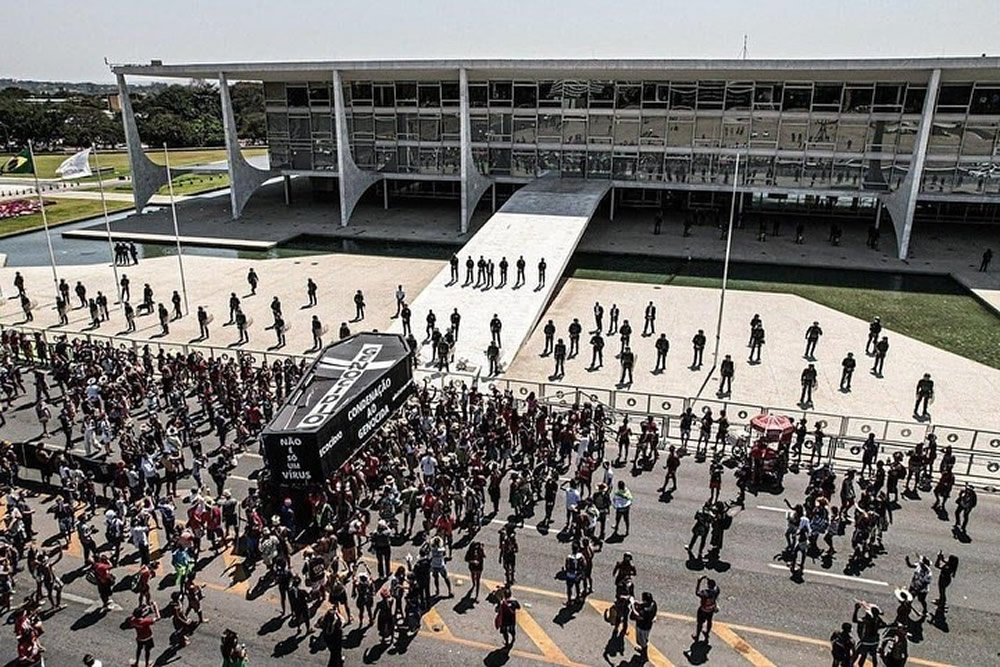 Indians burn coffin against Bolsonaro's genocidal measures