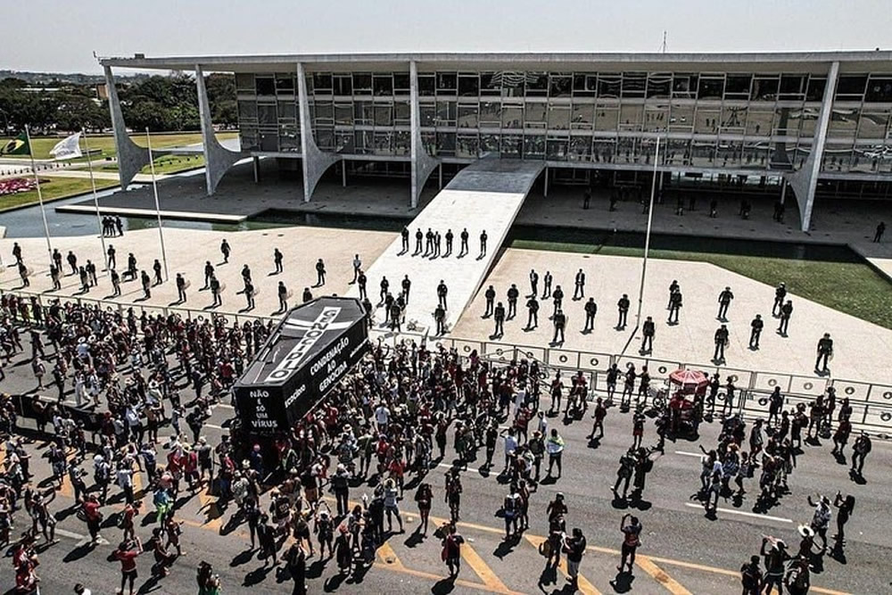 Índios queimam caixão contra medidas genocidas de Bolsonaro