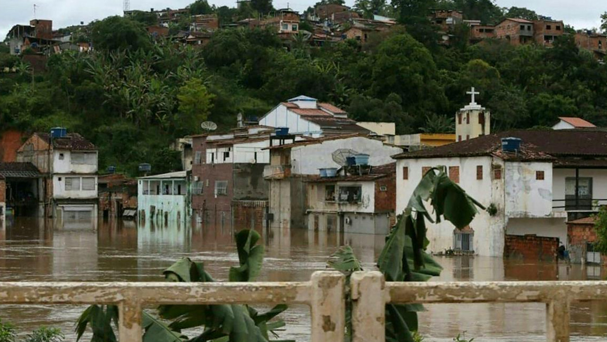 Bolsonaro segue de férias mesmo com tragédia da Bahia, saiba como doar!